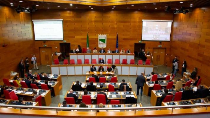 Regione, le indennit&agrave; a consiglieri e assessori tra le pi&ugrave; basse d'Italia Stipendio medio 9.000 euro lordi, netti 5.300