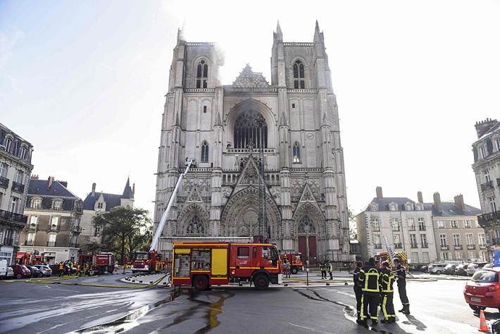 Nantes, volontario confessa: "Ho incendiato io la cattedrale"