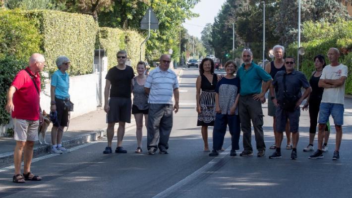 Gli abitanti di Gaione scendono in strada: &laquo;Camion e auto a velocit&agrave; folle, fate qualcosa subito&raquo;