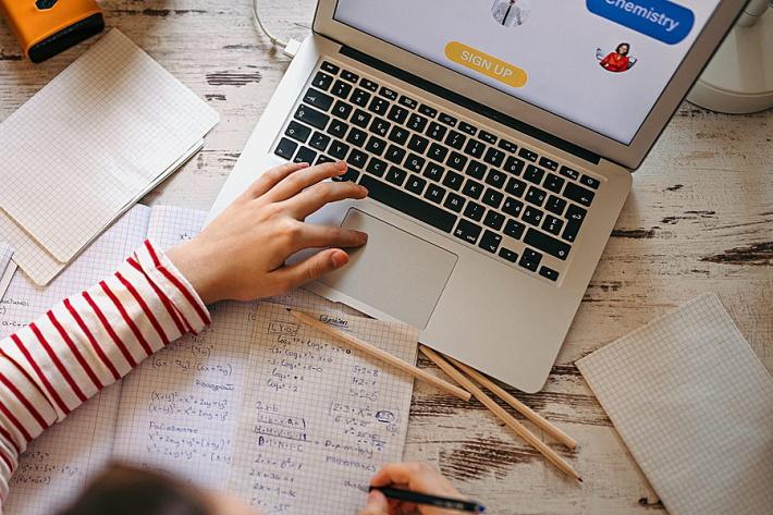 Contributi Pc e tablet per gli studenti: bando per i commercianti