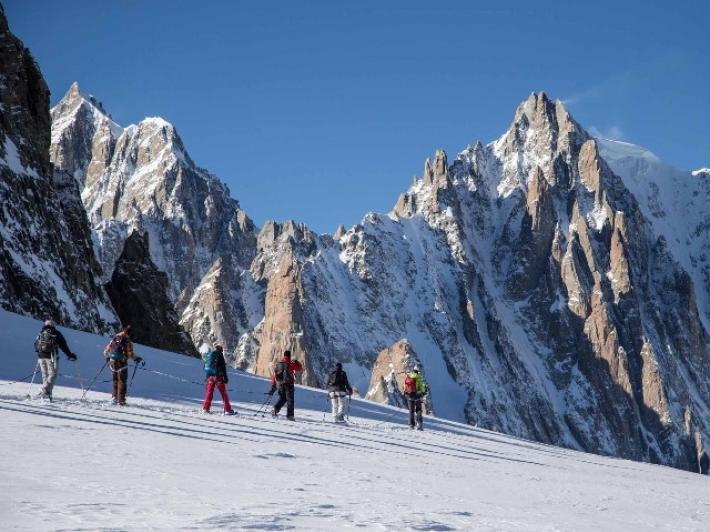Cordata di alpinisti caduta in un crepaccio sul Monte Bianco: salvati