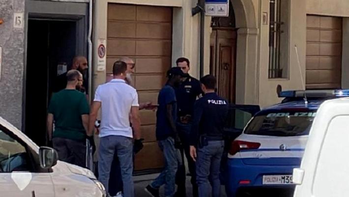 Via Cavallotti, irruzione della polizia in un appartamento