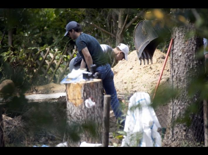 Maddie: la polizia scava con pale e cani poliziotto