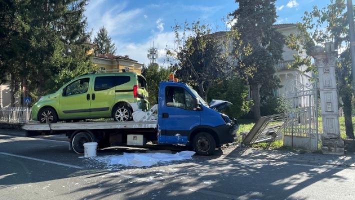 Spettacolare incidente a Bedonia: carro attrezzi si schianta contro un muro