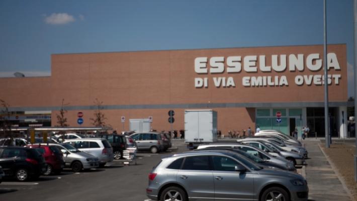 Rapinata e trascinata dall'auto