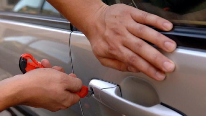 Fidenza, trova la gomma bucata: mentre la aggiusta gli rubano il borsello