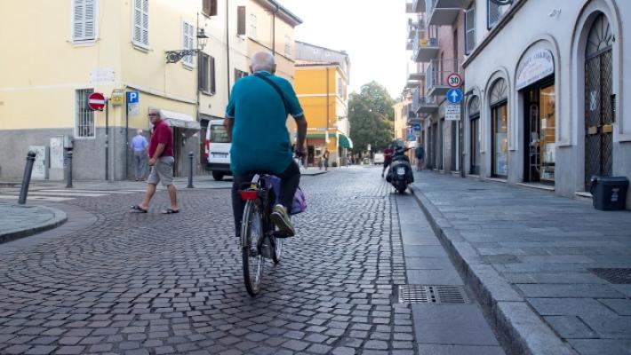 Auto pirata investe un passante e scappa