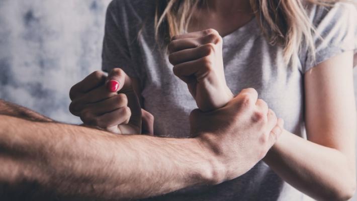 Minaccia e aggredisce la moglie. E la figlia, 6 anni soltanto, la difende