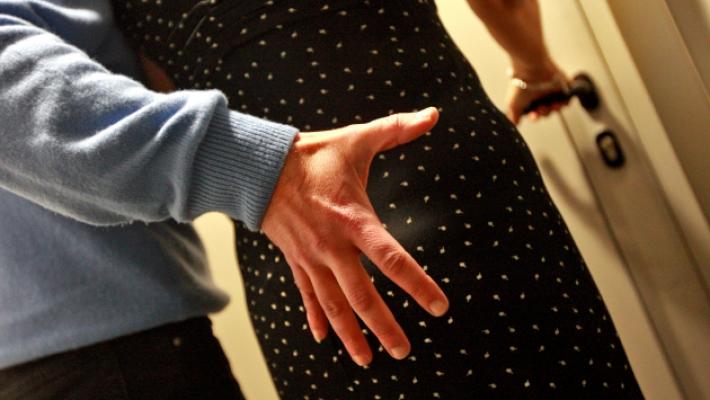 Pensionato tenta di abbordare una donna davanti a un supermercato e poi la palpeggia