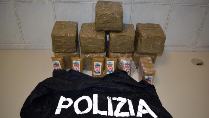 In viaggio con 10 chili di hashish nel baule: patteggia 3 anni e 4 mesi