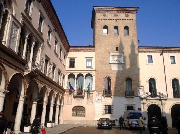 Si d&agrave; fuoco a Crema, passanti filmano