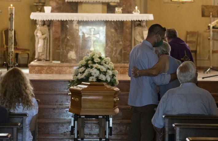 Lacrime e commozione al funerale di Fabrizio: &laquo;Ci mancherai per sempre&raquo;