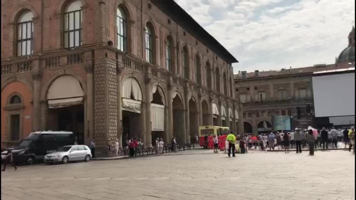 Strage Bologna, in piazza Maggiore fischio del treno e applauso - Video 