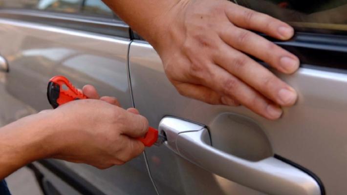Tutti in chiesa per il matrimonio: fuori i ladri forzano le portiere delle auto