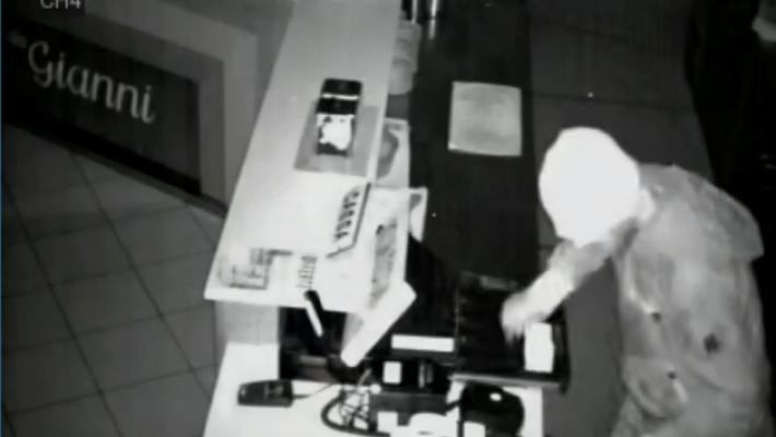 Tornano le spaccate: e tocca ancora al bar Gianni