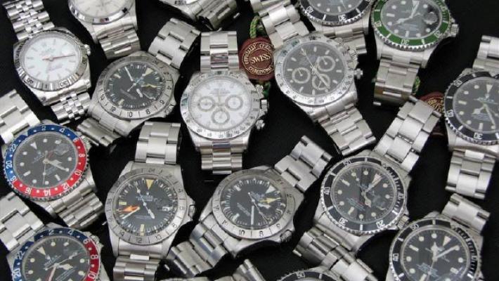 Escono da Mercantinfiera e vengono rapinati