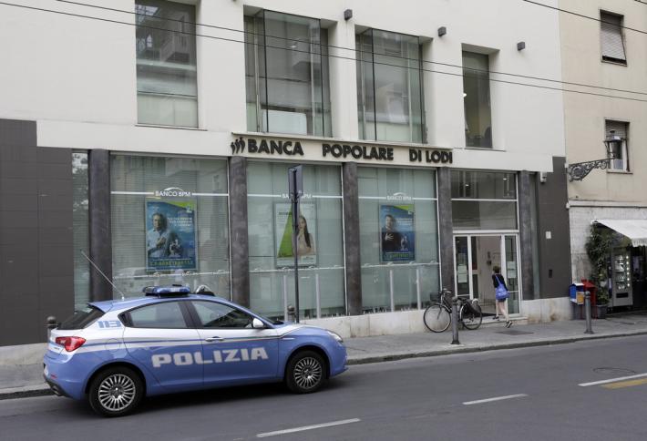 Attimi di tensione e in banca arriva la polizia