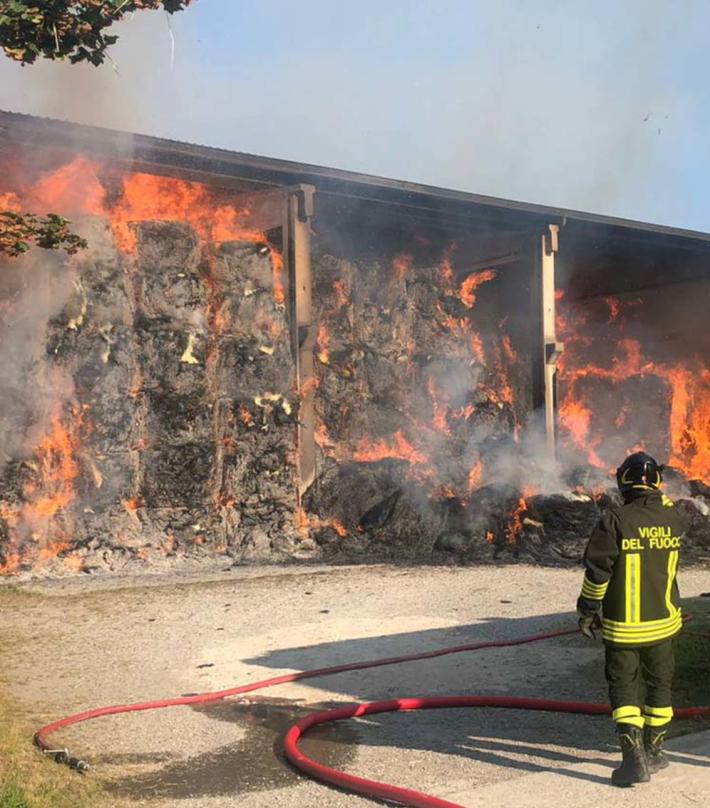 Un altro fienile in fiamme, vigili del fuoco al lavoro a San Polo di Torrile