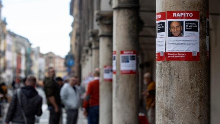 Strappati i manifesti pro ostaggi israeliani