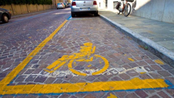 Posto disabili occupato: chiama i vigili e trova le gomme bucate