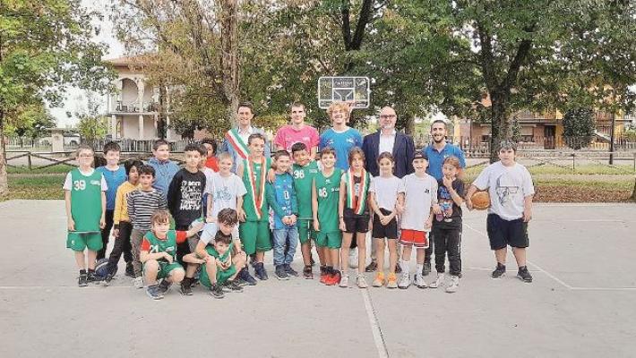 Un nuovo campo da basket abbinato alla palestra outdoor