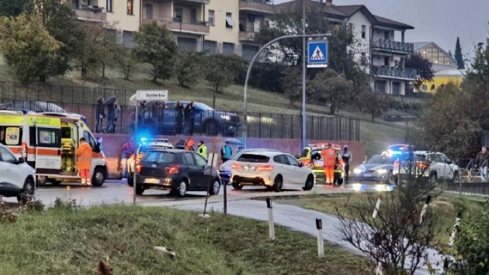 Urtato da un'auto 81enne cade e muore