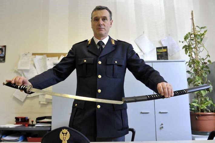 Katana in piazzale Picelli: patteggia e resta in carcere