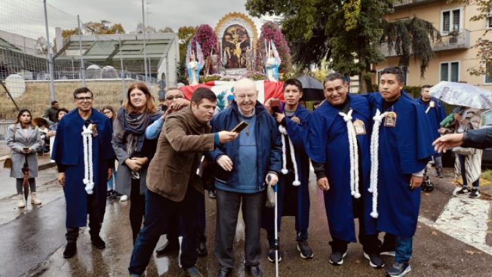 Cristo dei miracoli: peruviani in festa