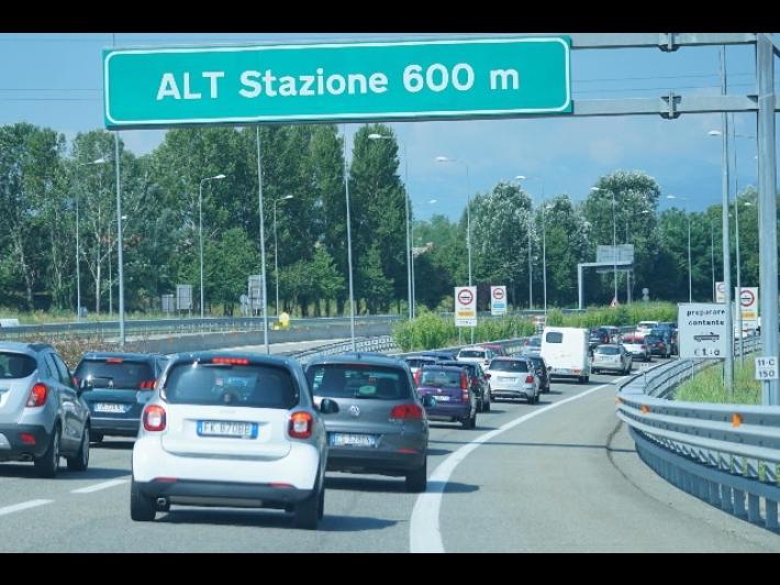 Cgia, ogni anno passiamo 38 ore fermi in coda in auto