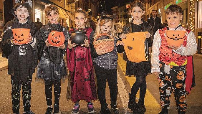 In via D'Azeglio festa di Halloween &laquo;formato famiglia&raquo;