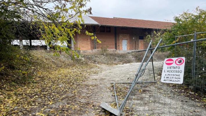 Rissa all'ex scalo merci di viale Fratti: la &laquo;citt&agrave;&raquo; dei topi e dei rifiuti. I cittadini: &laquo;Ripulite l'area e chiudetela&raquo;