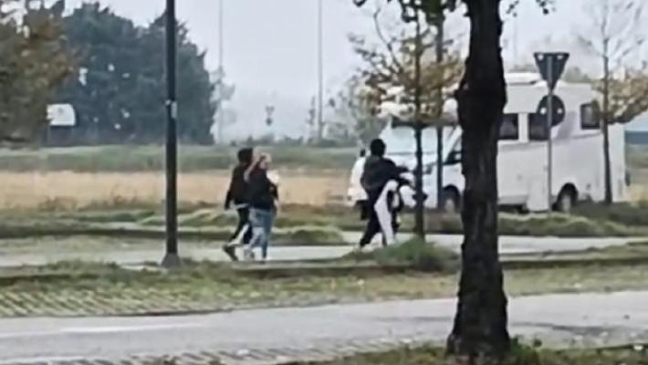 Arraffano giubbotti e felpe e scappano in pieno giorno