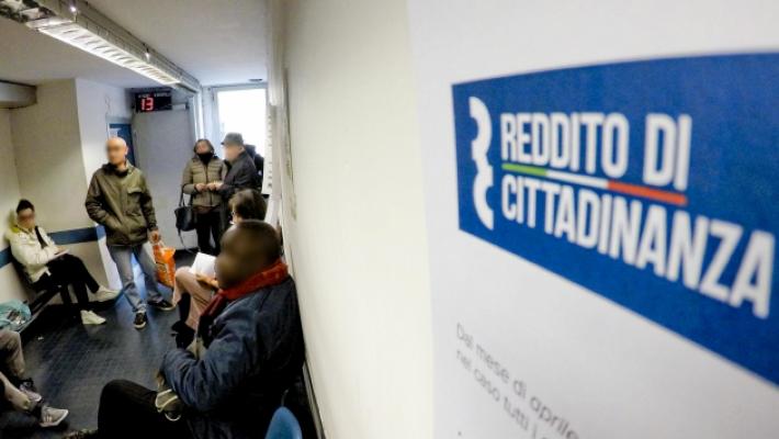 Reddito di cittadinanza, domande dimezzate. Ma quattro su dieci trovano un impiego