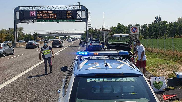 Intervento in A1 per l'esplosione di uno pneumatico, famiglia messa in salvo