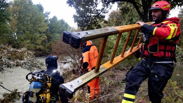 Caduto nel torrente Parma e scomparso nel nulla
