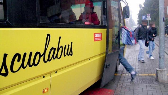 Si apre la porta dello scuolabus: alunno vola fuori dal pulmino