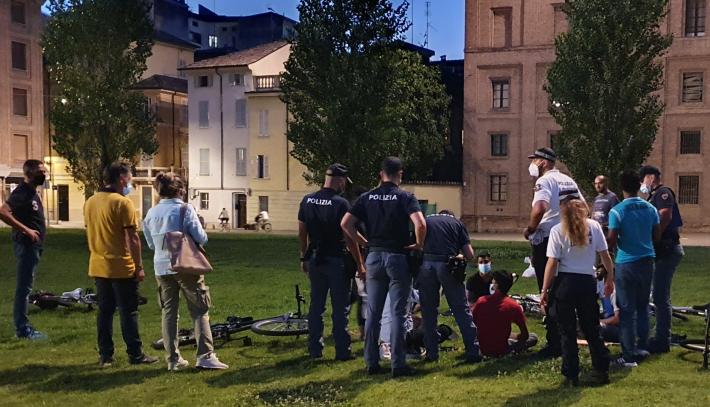 Multe per bivacchi e consumo di alcol nella piazza