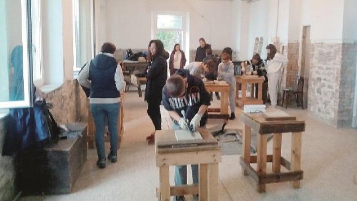 Le medie a scuola dagli scalpellini