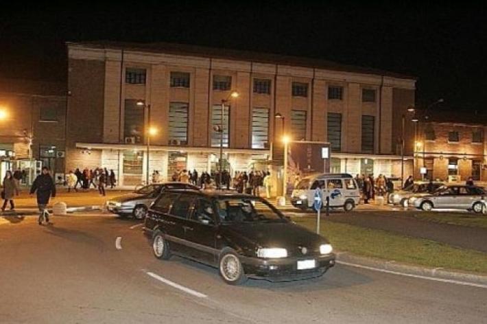 Passante aiuta una mendicante ma viene rapinato a Reggio Emilia: alcuni senzatetto bloccano il malvivente e lo fanno arrestare dai carabinieri