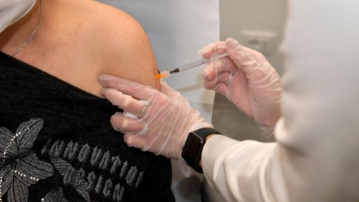 Covid, la campagna vaccinale non decolla: -43%.