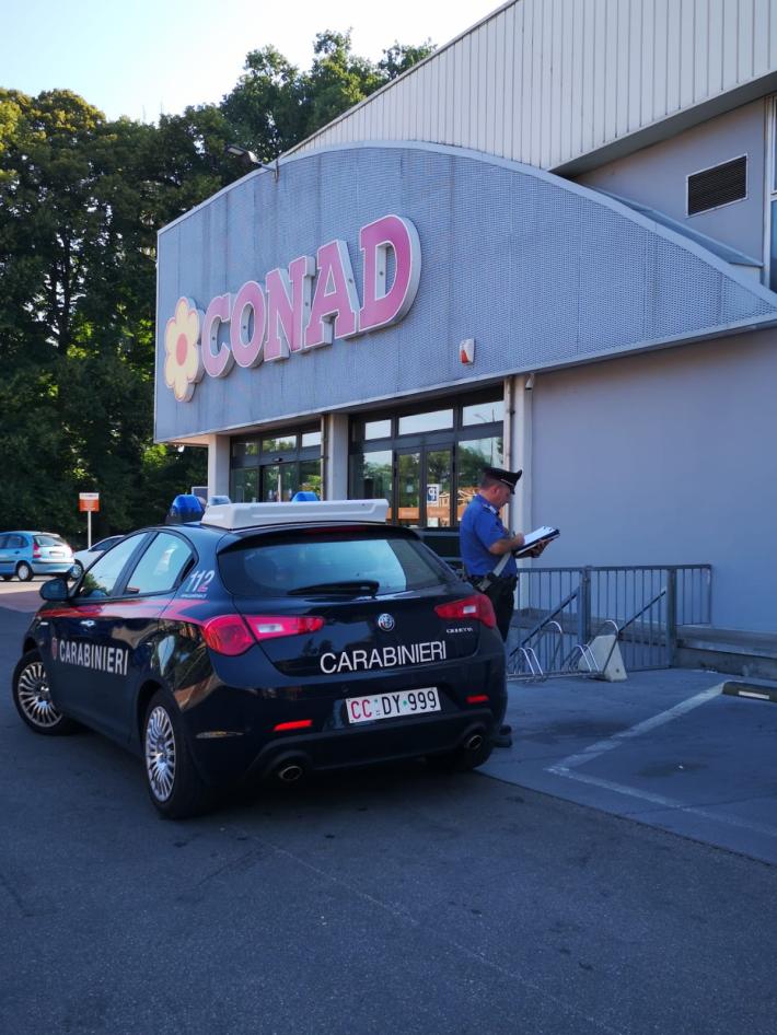 Spaccano i vetri delle auto in sosta per rubare: presi