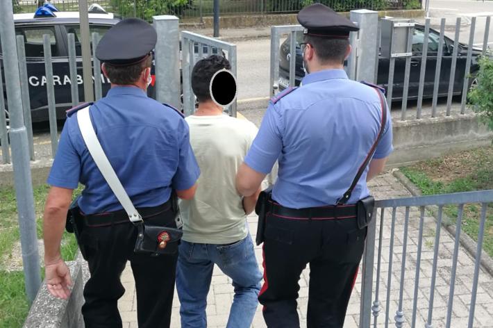 Furto in fattoria con un trattore rubato: arrestato 40enne