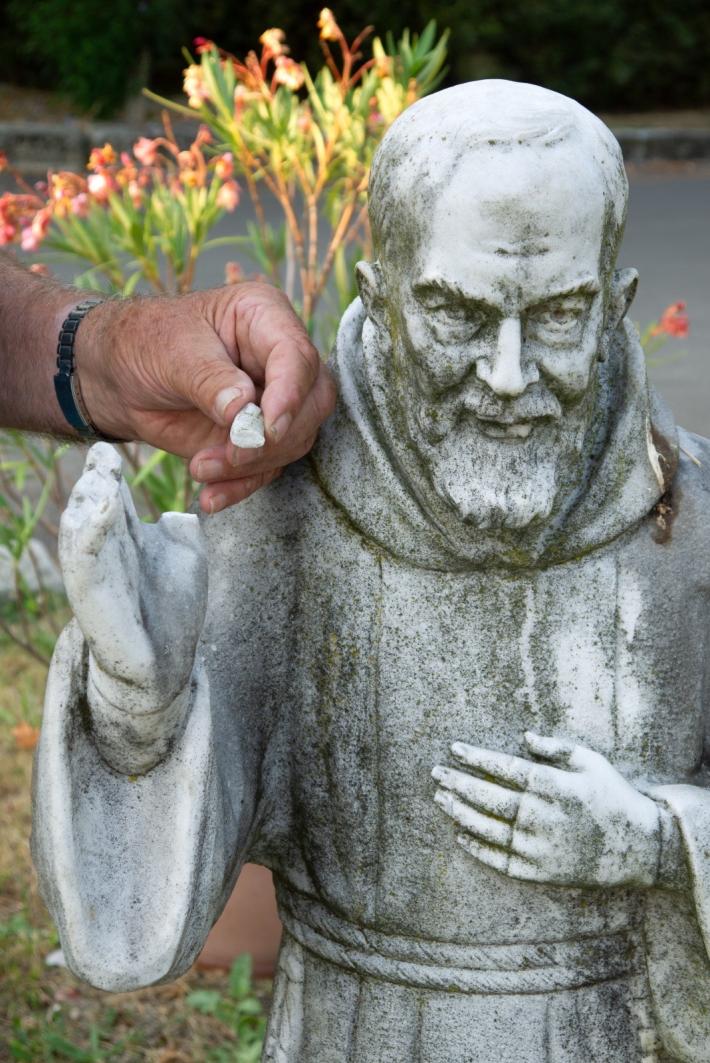 Salso, danneggiata la statua di Padre Pio a Contignaco