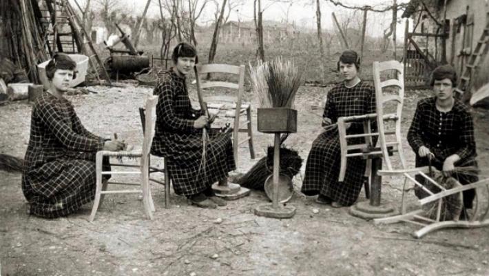 L'antico rito delle sedie da impagliare