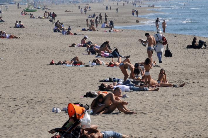 Forte dei Marmi, il sindaco chiude la spiaggia libera di notte: troppi vandalismi