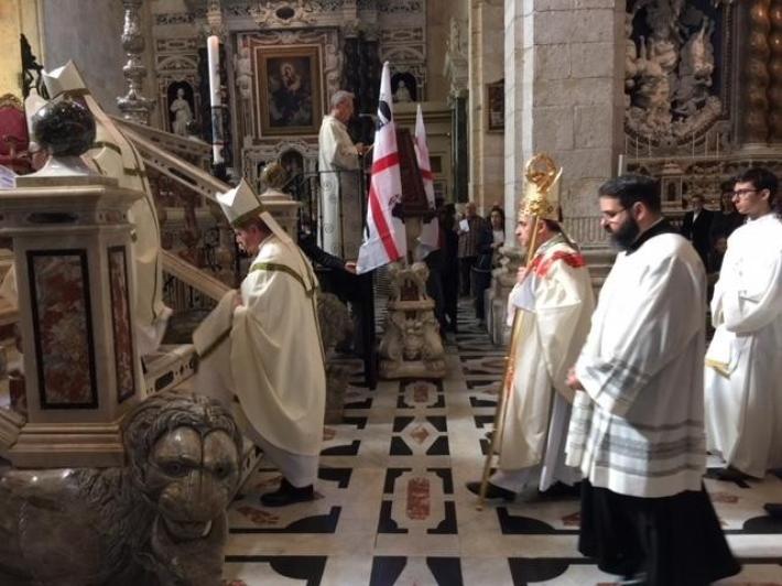 Il Viminale alla Cei: "S&igrave; ai cori nelle messe, no al distanziamento dei congiunti"