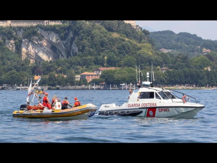 Ragazza muore annegata dopo tuffo nel lago Maggiore