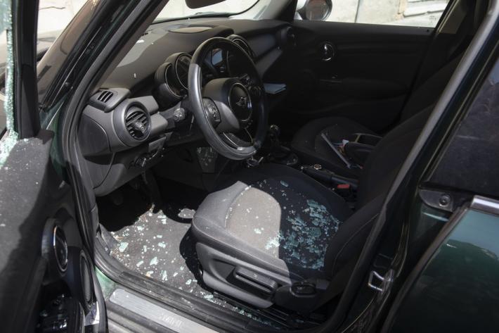 Auto in sosta sfasciata in borgo delle Orsoline