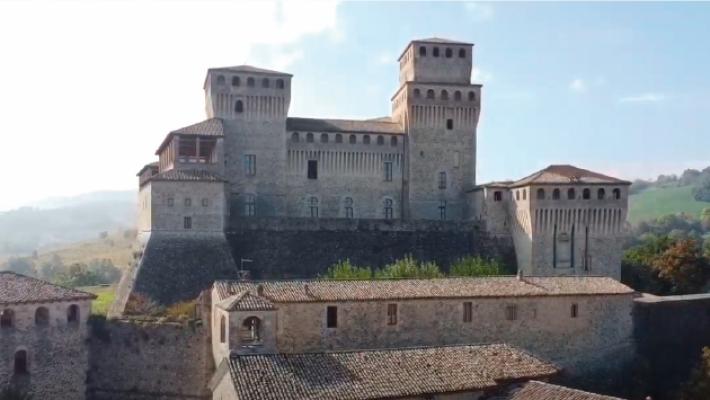 Castello di Torrechiara chiuso le domeniche, proteste e dietrofront: resta aperto