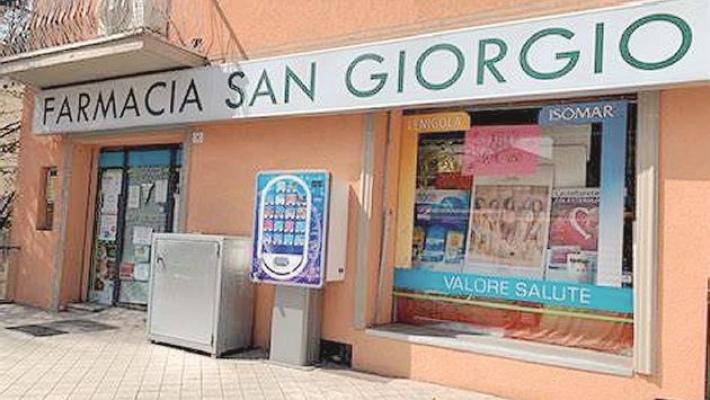 Entra con un coltello in farmacia e si fa dare i soldi della cassa